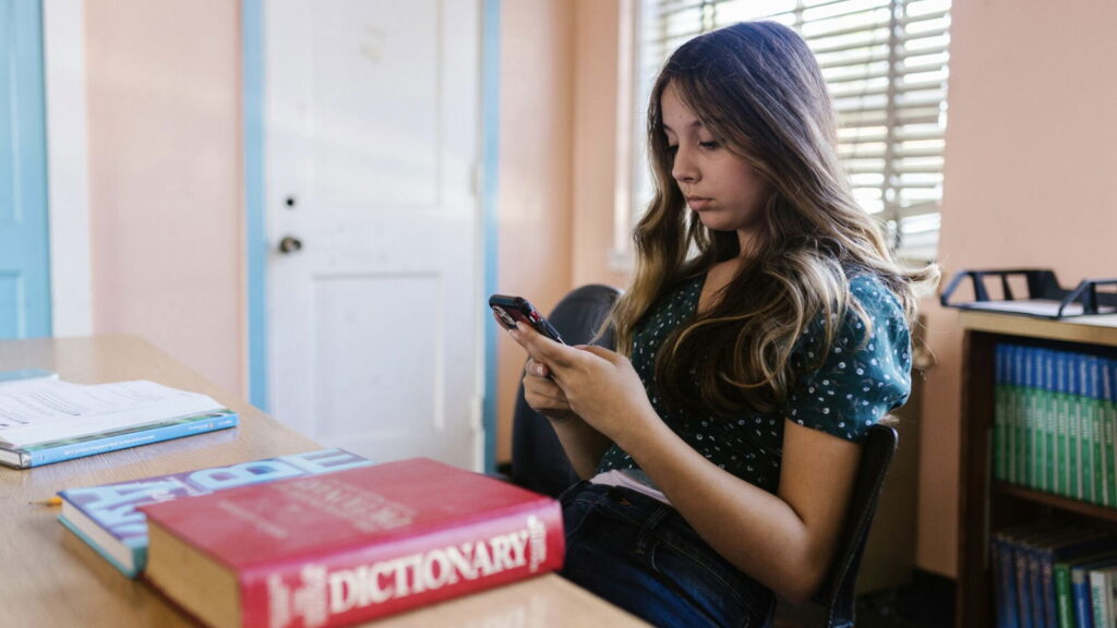 Is Your Kid Begging for a Phone? This Expert Says “NO WAY!” (And Here’s Why!)