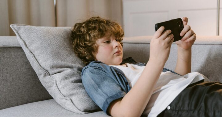 child screen video game phone